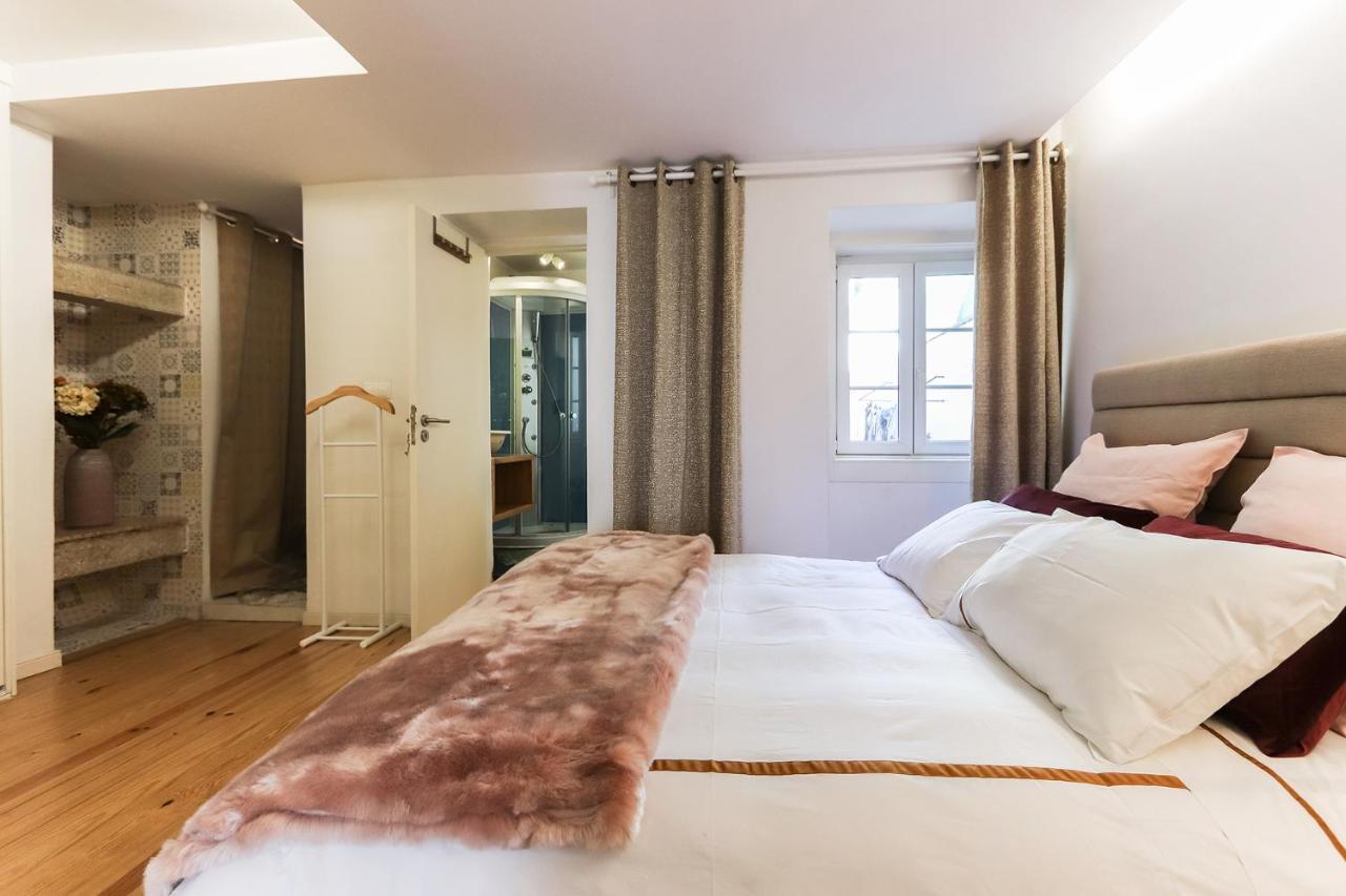 Charming And Stylish Downtown In Xix Century Building Lissabon