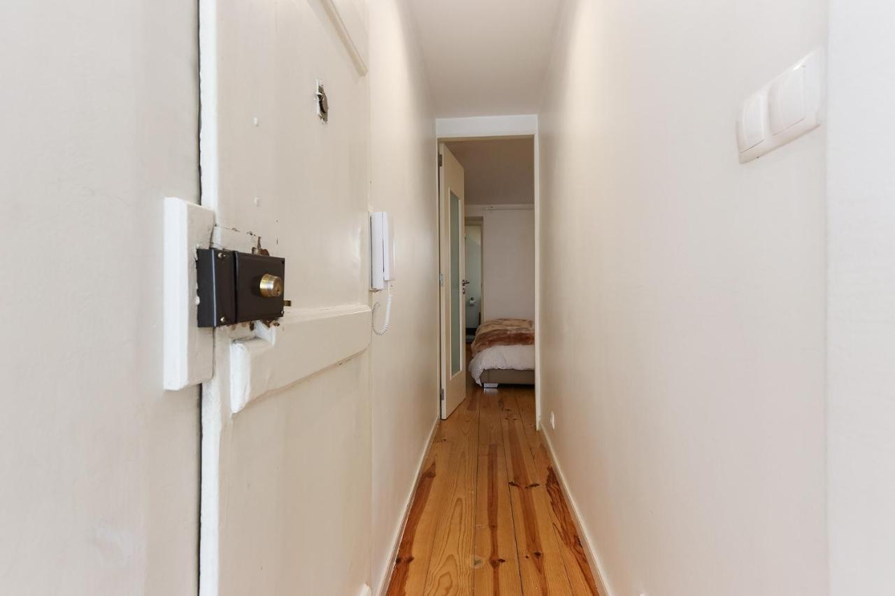 Charming And Stylish Downtown In Xix Century Building Lissabon